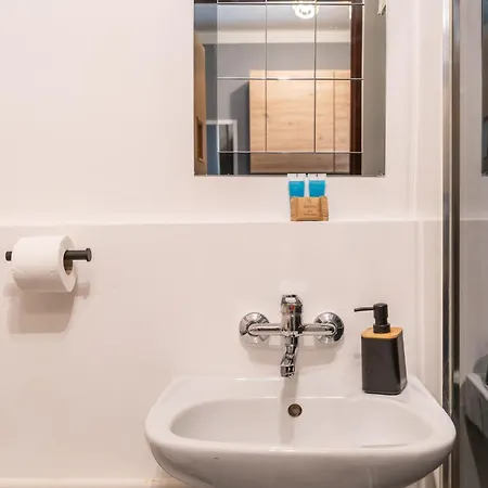Spodek 17th Floor Studio Apartment *