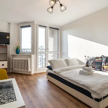 Spodek 17th Floor Studio Apartment *
